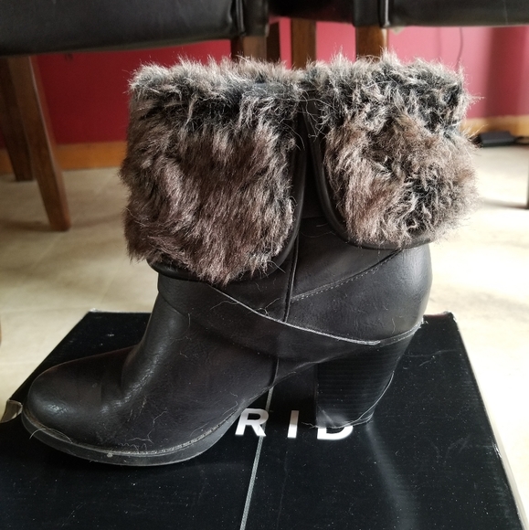 NWOT fuzzy booties - Picture 2 of 4